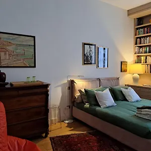 Casa Mari - Free Secure Parking, Breakfast, Private Bathroom, Wifi, Garden, Aircon, 3 Min Walk To Metro And Train Station , Milan Italie